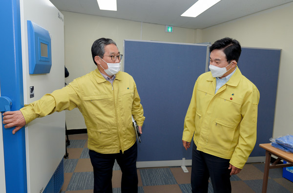 전국 최초 미래형 최첨단 예방접종센터 현장 점검하고있는 원희룡 지사(오른쪽) / 사진제공 = 제주도