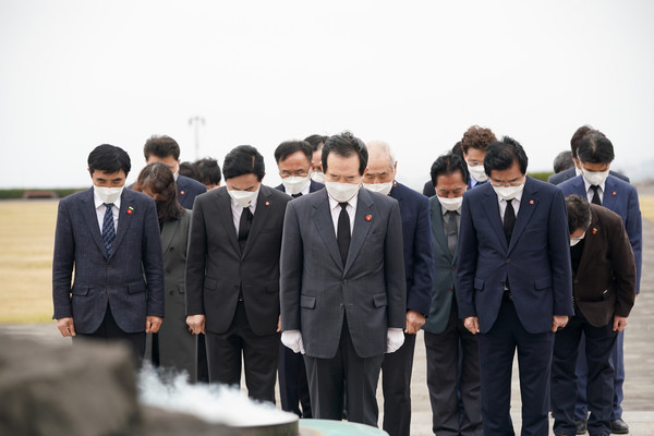 정세균 국무총리 및 원희룡 제주지사 일행 4·3평화재단 추모하고 있는 모습 / 사진제공 = 제주도
