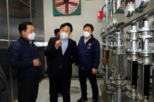 원희룡 지사가 제주양돈농협 가축분뇨 자원화공장에 방문해 양돈농협 관계자와 이야기를 나누고 있다. /사진제공=제주도