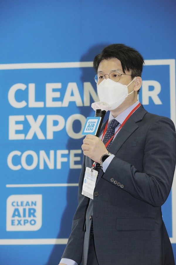 정경채 유니네트워크 기술총괄(CTO)이 ‘블록체인 기술을 활용한 공기질 관리방안’에 대해 발표하고 있다.