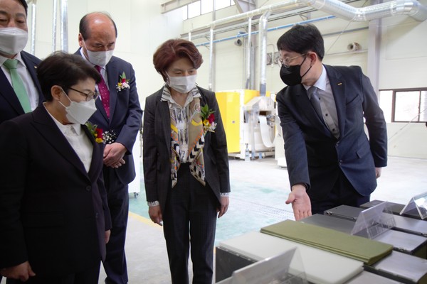 한정애 환경부장관이 26일 오전 ’20년 그린뉴딜 유망기업으로 선정된 경상북도 상주시에 소재한 ㈜나노를 방문하여, 친환경 에너지 절감형 SCR촉매 파일럿플랜트 등 녹색기술 현장을 확인하고 있다. /사진제공=환경부