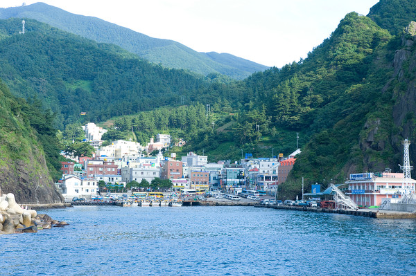 경상북도 수산자원연구원은 어패류 총 8품종 320만 마리를 자원화해 동해안 황금어장의 전설을 회복할 계획이라고 밝혔다.