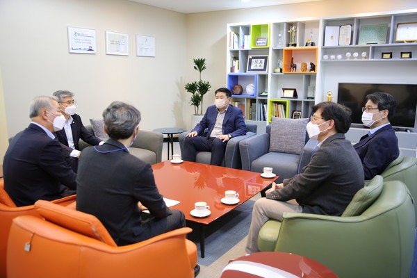 GS리테일을 방문해 허연수 이사(가운데)와 논의 중인 박광석 기상청장(왼쪽에서 두번째). /사진제공=기상청