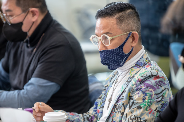 매서운 눈빛으로 심사중인 오민교수 [사진=정찬식]