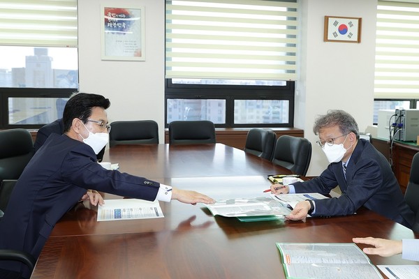 허태정 대전시장(왼쪽)은 권칠승 중기부 장관을 방문 K-바이오 랩센트럴