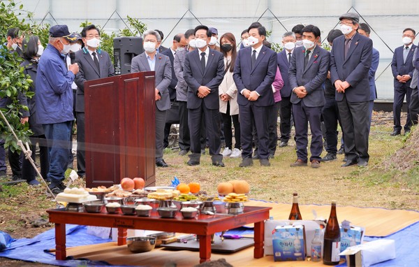 31일 유해 3구 발견된 가시리 일대 찾아 4·3희생자 영령 추도 원희룡 지사 일행 / 사진제공 = 제주도