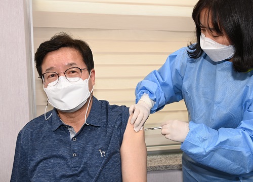 염태영 시장이 6일 오후 팔달구보건소에서 백신을 접종받고 있다. [사진제공=수원시]