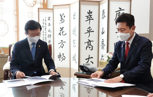 지역 현안 건의하는 이강덕 포항시장(왼쪽이 문성혁 해양수산부장관) <사진제공=포항시>