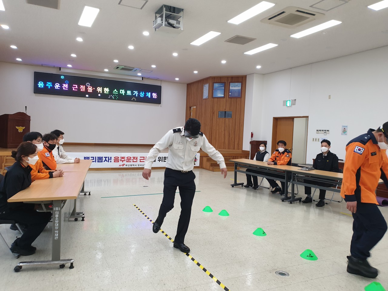 주·야간 고글 착용 후 가상 음주체험하는 소방서 직원 <사진제공=강서소방서>