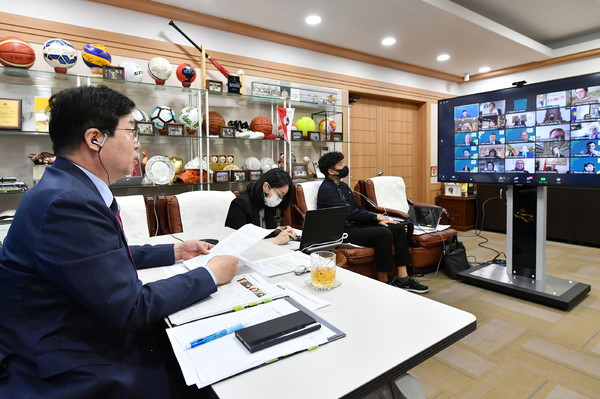 '2021 이클레이 세계총회'가 13일 스웨덴 현지서 개막했다. 하루 전인 12일 염태영 동아시아 대표는 온라인을 통해 의제를 발표했다. /사진제공=수원시