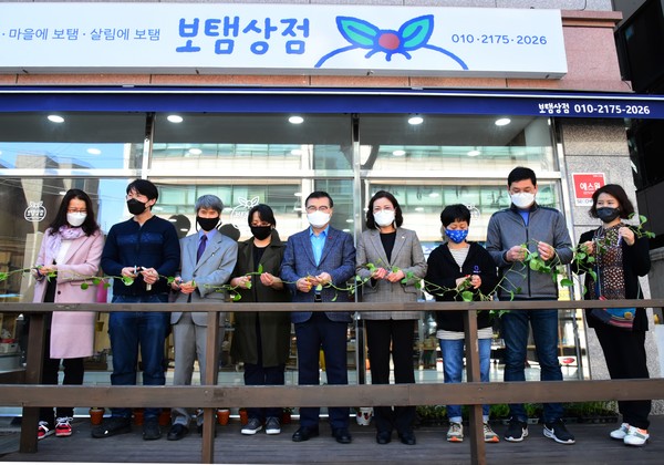 지난 5일 류경기 중랑구청장(가운데) 등이 참석한 가운데 보탬상점 개소식이 열렸다. /사진제공=중랑구