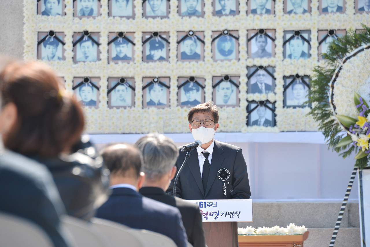 제61주년 4.19혁명 기념식에서 기념사를 하는 박형준 부산시장(중앙) <사진제공=부산시>
