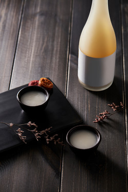 시민단체를 중심으로 막거리병을 투명한 용기로 바꾸자는 목소리가 높아지고 있다.