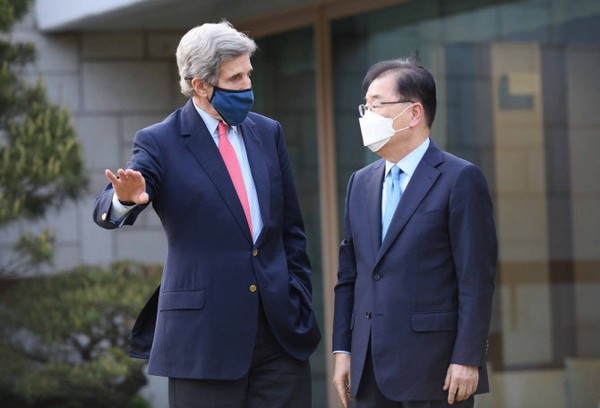 존 케리 미국 대통령 기후특사(왼쪽)와 정의용 외교부 장관이 지난 17일 오후 서울 한남동 외교장관 공관에서 만찬을 가졌다. /사진=외교부