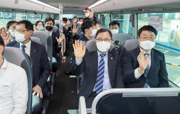 홍정기 환경부차관이 21일 오후 인천 연수구에서 개최된 국내 최초 2층 전기버스 개통행사에 참석해 참석자들과 함께 2층 전기버스에 시승하고 있다. /사진제공=환경부