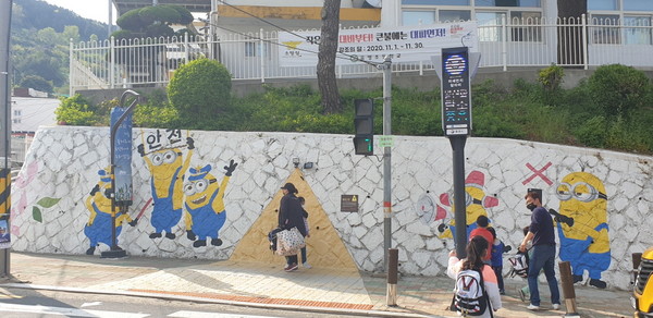 통영시 유영초등학교 주변에 설치된 미세먼지 및 오존 신호등  /사진제공=통영시