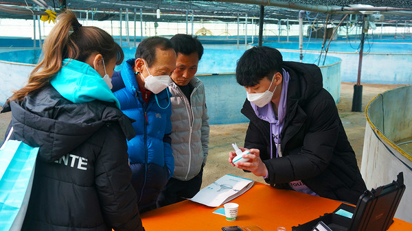 태안군 소재지 태안수산 양식장에서 소더코드 관계자가 코드미터 사용법을 설명하고 있다.