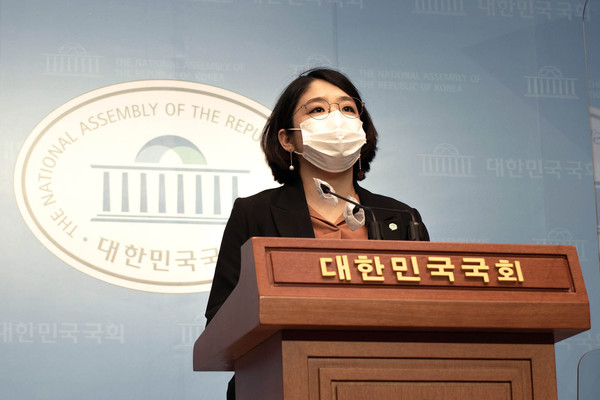 용혜인 의원은 “실상 인도적, 민생직결 사업이 아니라는 이유로 중단된 협력사업은 하나도 없다”며 정부의 대응을 비판했다.