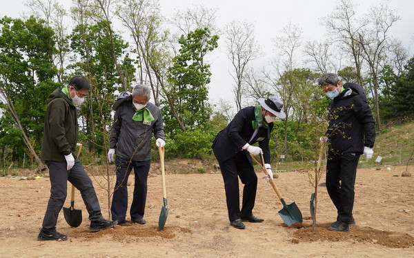 지난 26일 경기도 파주시 탄현면 남북산림협력센터에서 열린 '탄소중립 평화의 나무심기' 행사에서 이인영 통일부장관(오른쪽 첫번째)과 최병암 산림청장(왼쪽 첫번째) 등 참가자들이 나무를 심고 있다. /사진=산림청