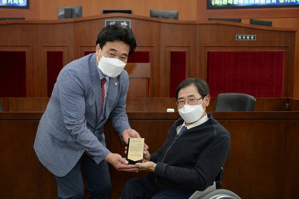 김명철 오산시의원 감사패 수상(장애인야학협회) <사진제공=오산시의회>