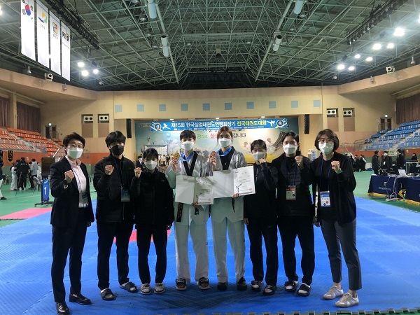 한국실업태권도연맹회장기 태권도대회 금메달 획득한 성주군청 여자태권도 선수단 <사진제공=성주군>