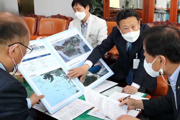 장정민 옹진군수(사진중앙)가 국회를 방문해 자료를 전하며 백령공항 예타선정을 주장하고있다. <사진=옹진군>
