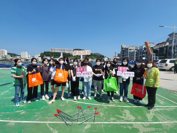 '플로깅' 활동에 참가한 통영여자고등학교 인터렉트 동아리 학생들 / 사진제공=통영시