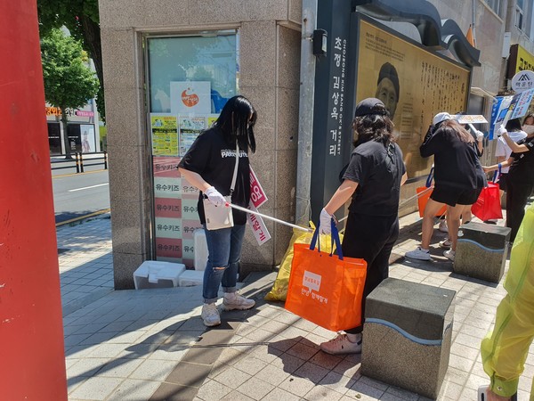 조깅과 함께 쓰레기도 줍는 '플로깅' 활동 / 사진제공=통영시