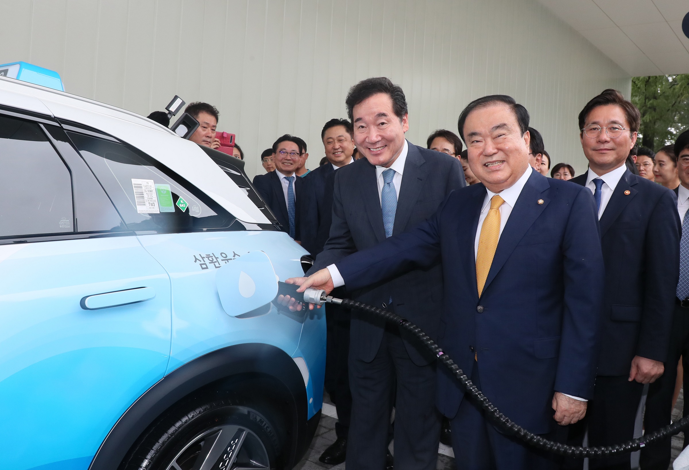 지난해 10월 세계 최초로 국회 내 수소충전소가 준공됐다. 당시 국무총리였던 이낙연 의원과 문희상 전 국회의장. /사진제공=국회