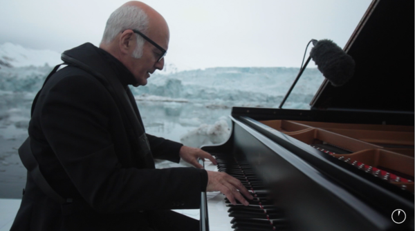 지구는 지금 세션에는 무너지는 빙하를 배경으로 흐르는 피아니스트 루도비코 에이나우디 연주로 기후위기의 심각성을 보여준다. /사진제공=그린피스