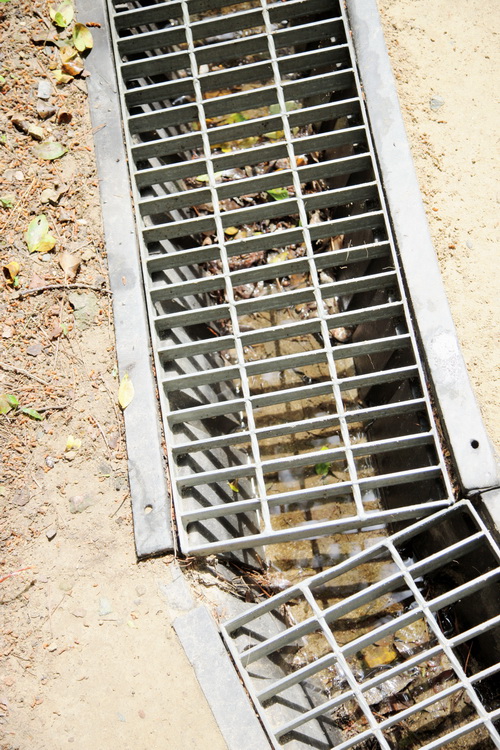 재송소공원 측구 배수관에 쌓인 낙엽 제거 / 사진=권영길 기자