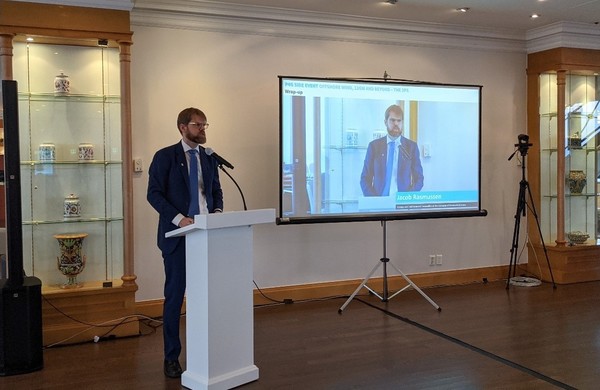 2021 P4G 서울 정상회의 부대 행사 ‘Offshore Wind Korea, 12GW and Beyond’에서 야콥 라스무센 주한덴마크대사관 에너지 참사관이 국내 해상 풍력 발전 가속을 위한 균등화 발전 원가(LCOE) 연구 결과를 발표하고 있다 /사진제공=주한덴마크대사관