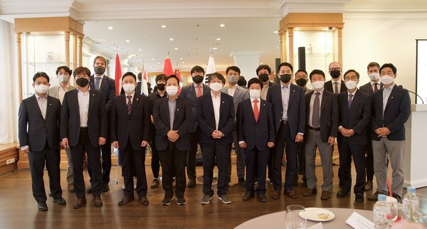 2021 P4G 서울 정상회의 부대 행사 ‘Offshore Wind Korea, 12GW and Beyond’에 현장 참가한 주한덴마크대사관, 주한네덜란드대사관, 한국에너지공단 및 선박해양플랜트연구소 고위 관계자들이 기념 촬영을 하고 있다. /사진제공=주한덴마크대사관