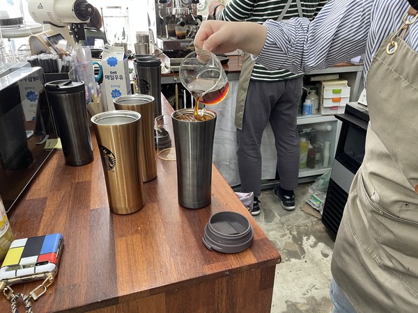 일회용품 대신 다회용품을 사용하자는 ‘제로웨이스트 캠페인’ / 사진제공=고성군