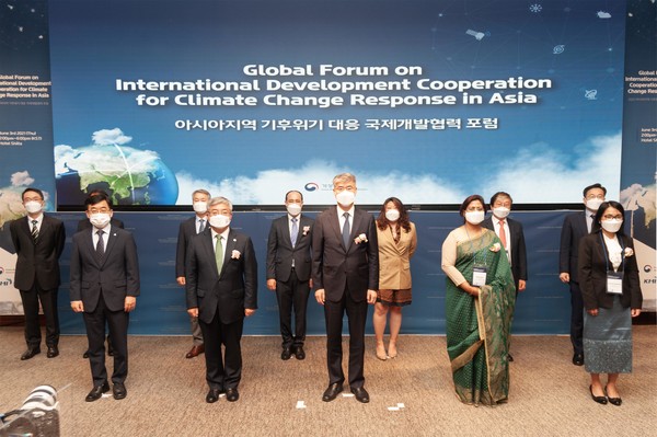 아시아지역 기후위기 대응 국제개발협력 토론회 참석자 단체사진 /사진제공=기상청