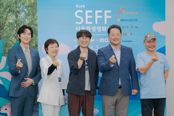 (좌측부터) 배우 권율, 이미경 환경재단 대표, 에코프렌즈 장항준 감독, 박성제 MBC 대표이사, 이명세 집행위원장. /사진제공=서울환경영화제 조직위