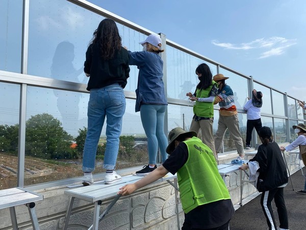스티커를 부착 중인 ‘새친구’ 시민들 /사진제공=녹색연합