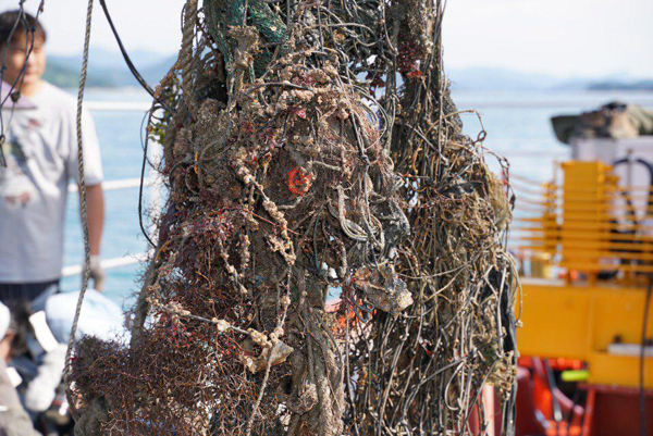 바다에서 크레인으로 건져올린 폐어구 /사진=환경운동연합 2018년