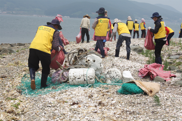 통영에서 진행한 바다 어구쓰레기 수거 /사진제공=환경운동연합