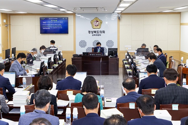 제324회 제1차 정례회 교육위원회 참석자들 <사진제공=경북도의회>