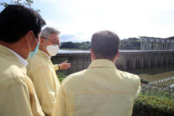 지난해 연천군 홍수피해 당시 군남댐을 찾은 이재명 경기도지사 /사진출처=경기도