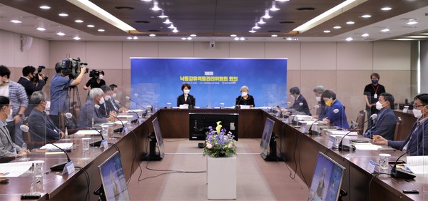 한정애 환경부 장관이 24일 오전 정부세종청사 환경부 대회의실에서 열린 ‘제6회 낙동강유역물관리위원회’에 참석하여, “이번 통합물관리방안의 의결로 낙동강 먹는 물 갈등 해결을 위한 단초(端初)를 마련하게 됐다”고 말했다. /사진제공=환경부