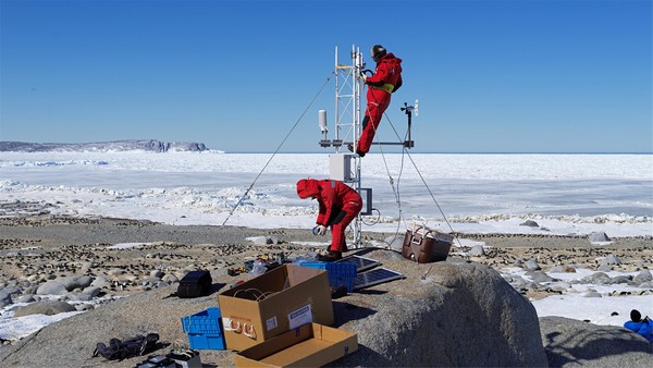 펭귄군서지의 기상관측탑 /사진제공=환경부