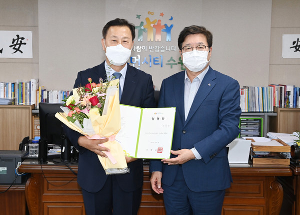 염태영 시장(오른쪽)과 허정문 수원시지속가능도시재단 이사장이 임명장 수여식 후 함께하고 있다<사진제공=수원시>