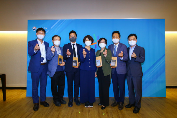 한정애 환경부 장관이 2일 오전 서울 종로구 정부서울청사 광화문홀에서 개최된 이달의 한국판뉴딜 감사패 수여식에 참석하여, 수상자들과 함께 기념촬영을 하고 있다. /사진제공=환경부