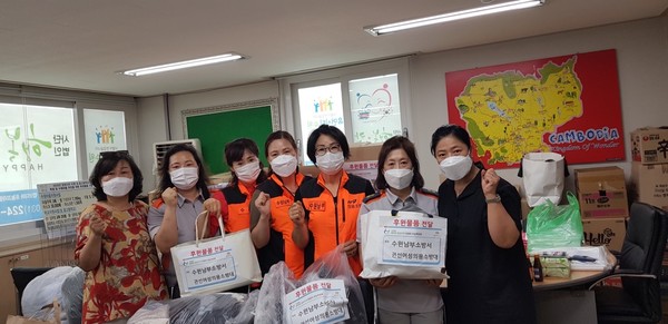 수원남부소방서 권선여성의용소방대는 안입는 옷, 신발, 이불 등 후원물품 1000여종을 (사)행복한캄보디아에 기증했다 / 사진제공=수원남부소방서