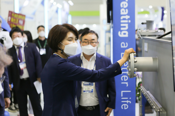 한정애 환경부 장관이 9일 오전 서울 코엑스에서 열린 ‘국제환경산업기술&그린에너지전(ENVEX 2021)’ 개막식에 참석해 행사에 참여한 기업들의 우수녹색기술과 제품들을 둘러보고 있다. /사진제공=환경부