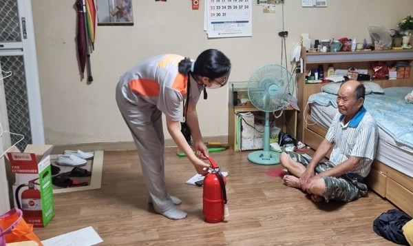 수원남부소방서, 어르신들께 화재 발생 시 대피 및 119 신고요령과 소화기 사용법 설명 <사진제공=수원남부소방서>