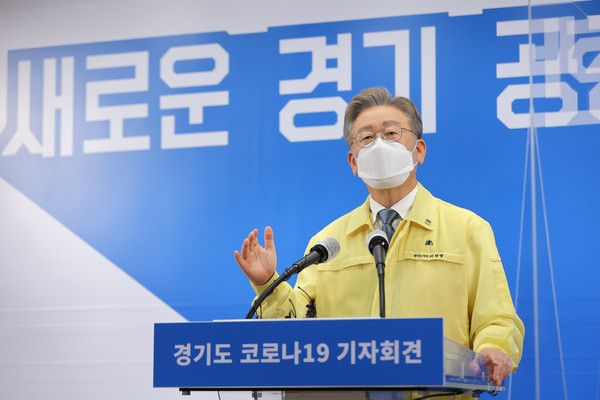 이재명 경기도지사가 “철저한 방역지침 준수만이 코로나19 4차 대유행을 막고 전면봉쇄로 가지 않는 최선의 방법”이라고 도민들에게 호소했다 / 사진제공=경기도