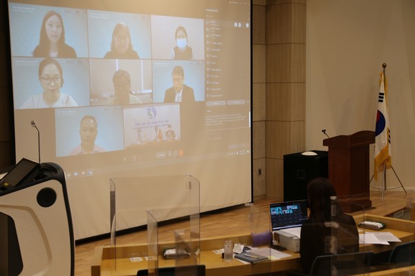 비대면 온라인 방식으로 진행된 2021년도 APEC기후심포지엄에서 참가자들이 온라인상에서 논의하고 있다. /사진제공